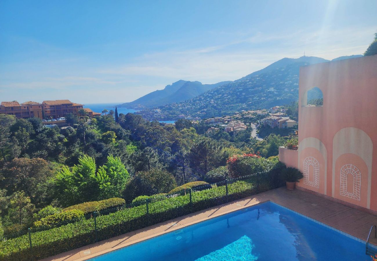 Apartment in Théoule-sur-Mer - Magnificent 2p sea view and swimming pool 