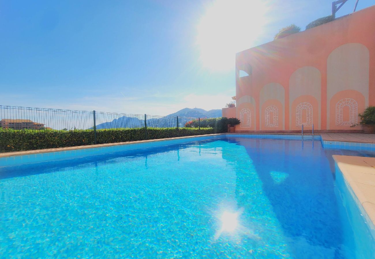 Apartment in Théoule-sur-Mer - Magnificent 2p sea view and swimming pool 
