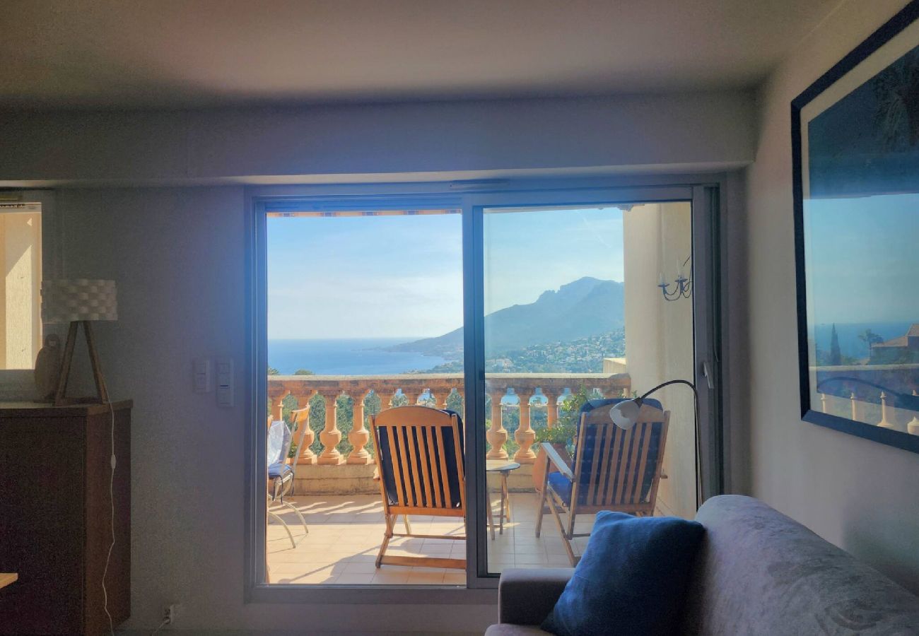 Apartment in Théoule-sur-Mer - Magnificent 2p sea view and swimming pool 