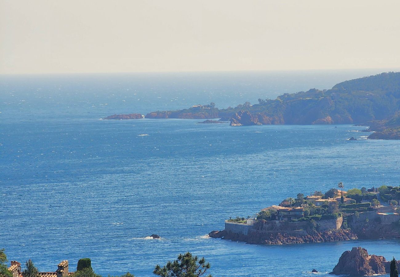 Apartment in Théoule-sur-Mer - Magnificent 2p sea view and swimming pool 