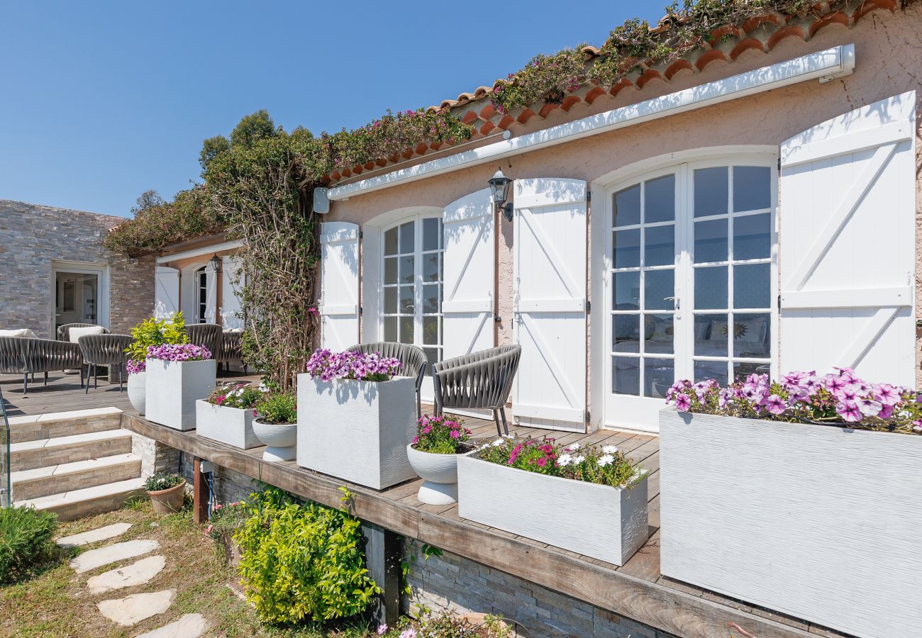 Villa in Mandelieu-la-Napoule - Luxurious 7-bedroom villa with pool & jacuzzi