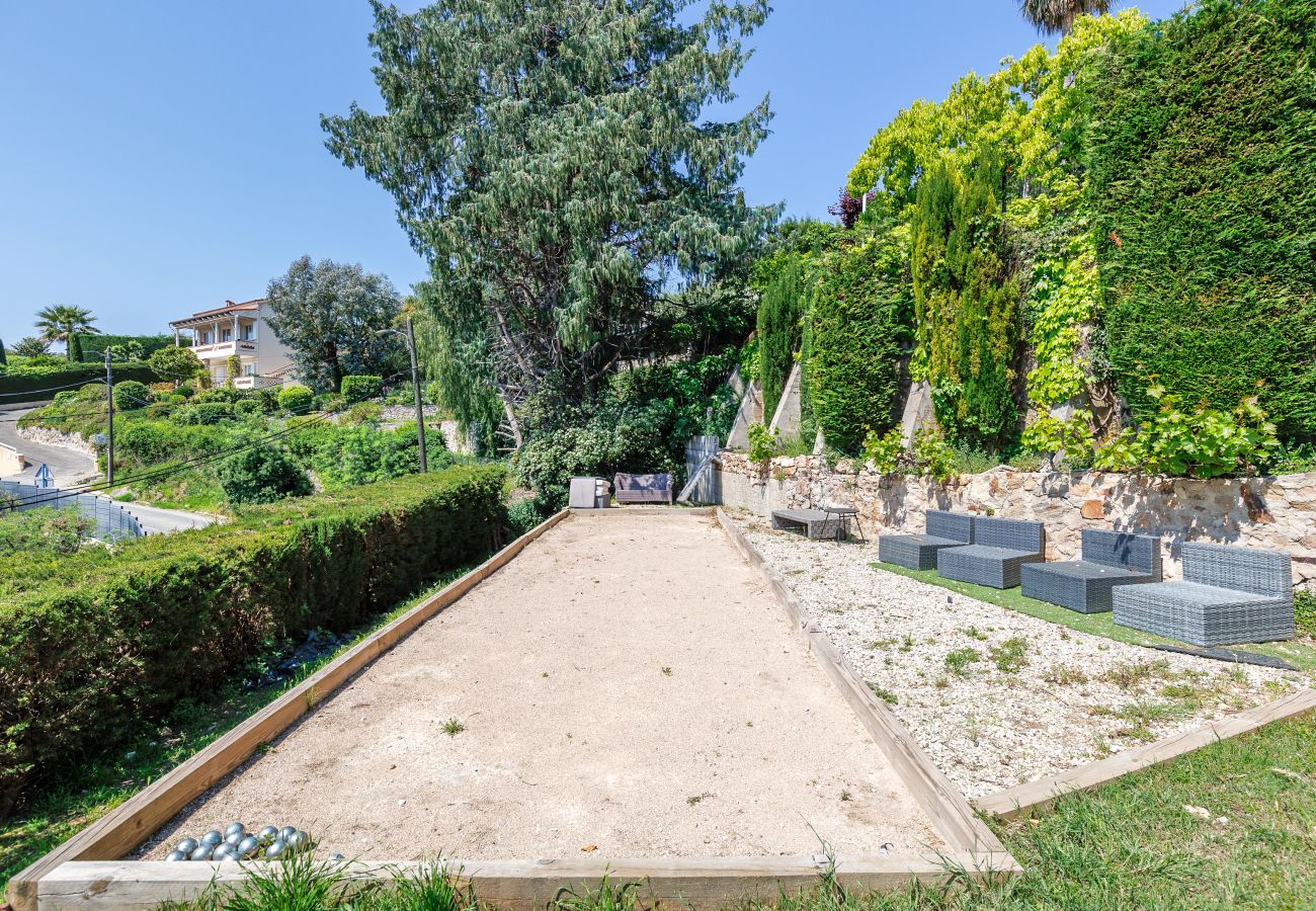 Villa in Mandelieu-la-Napoule - Luxurious 7-bedroom villa with pool & jacuzzi