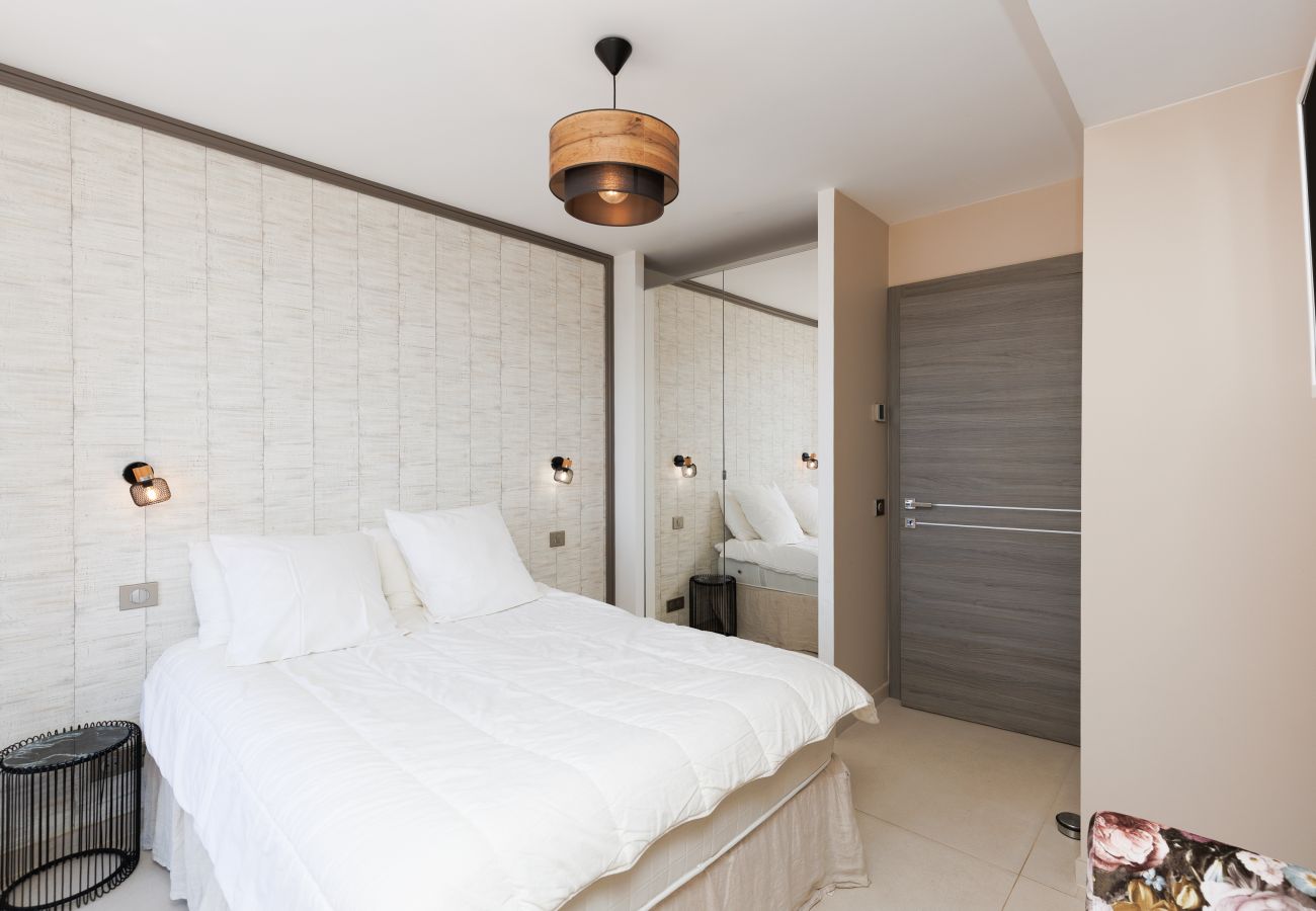 Villa in Mandelieu-la-Napoule - Luxurious 7-bedroom villa with pool & jacuzzi