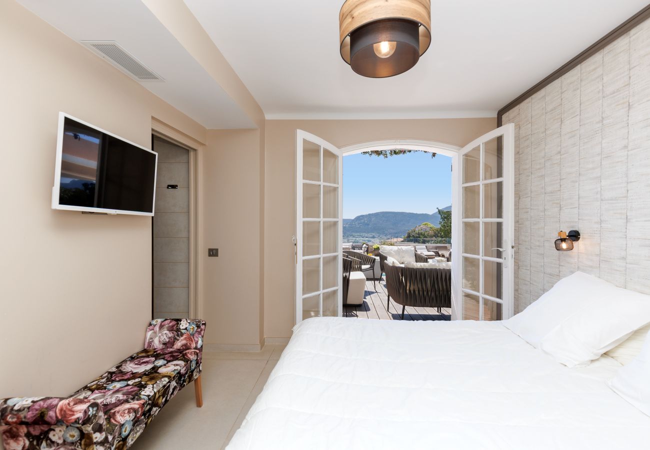 Villa in Mandelieu-la-Napoule - Luxurious 7-bedroom villa with pool & jacuzzi