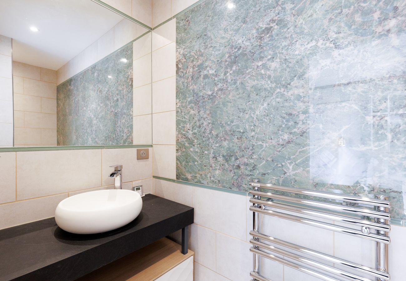 Villa in Mandelieu-la-Napoule - Luxurious 7-bedroom villa with pool & jacuzzi
