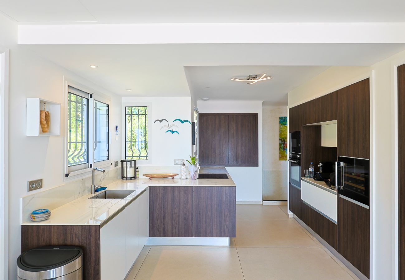 Villa in Mandelieu-la-Napoule - Luxurious 7-bedroom villa with pool & jacuzzi