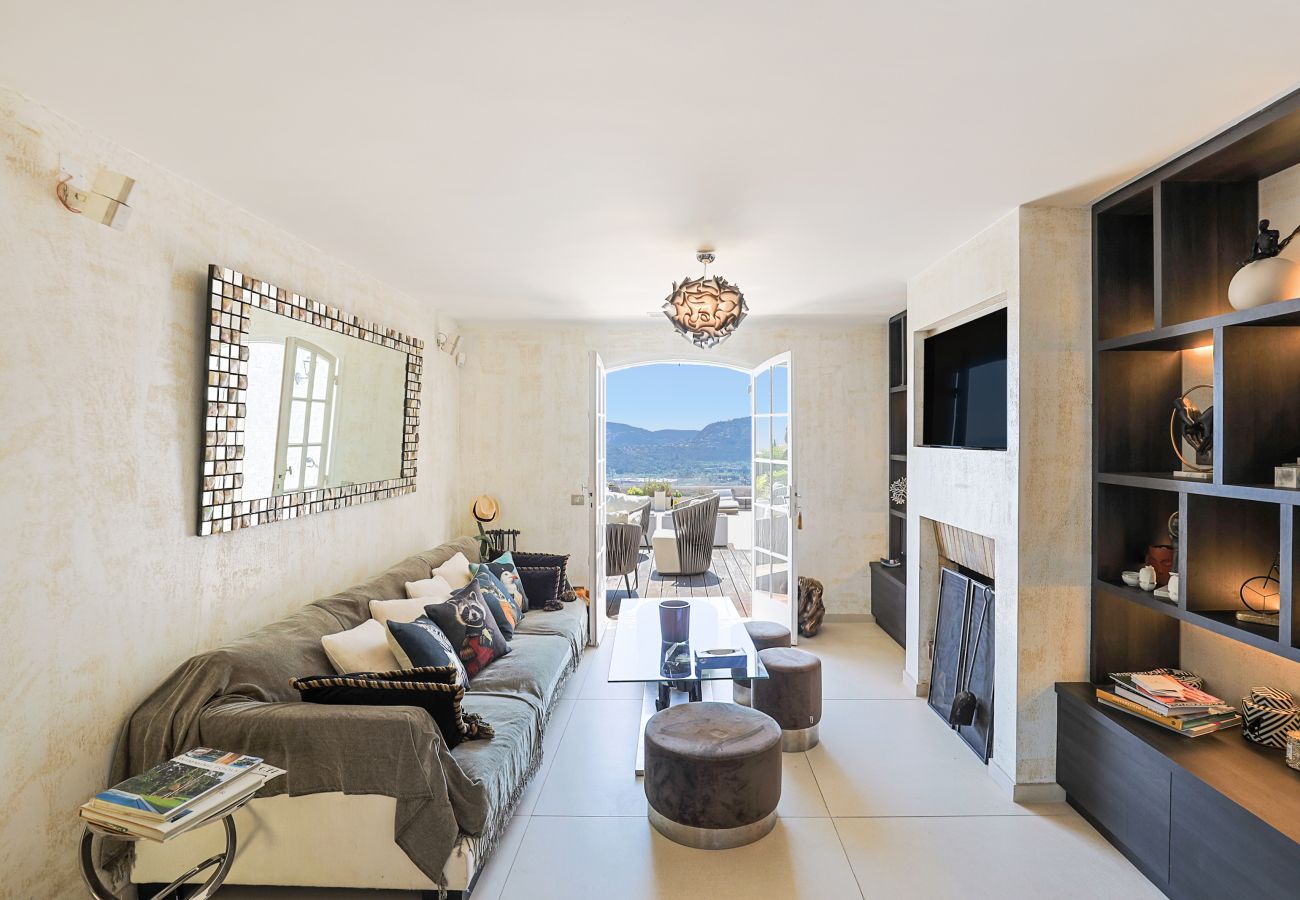 Villa in Mandelieu-la-Napoule - Luxurious 7-bedroom villa with pool & jacuzzi