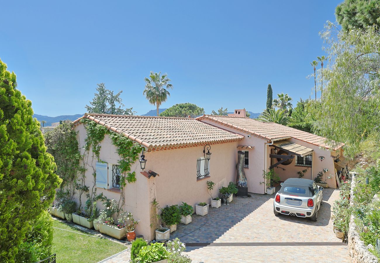 Villa in Mandelieu-la-Napoule - Luxurious 7-bedroom villa with pool & jacuzzi