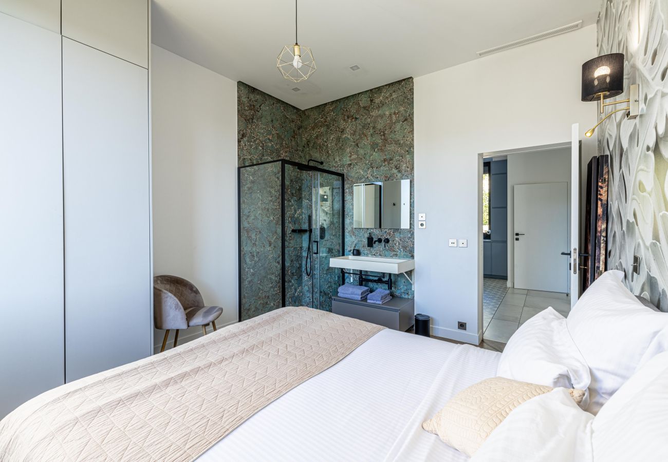 Villa in Cannes - Luxurious 6 bedroom villa with pool & sauna