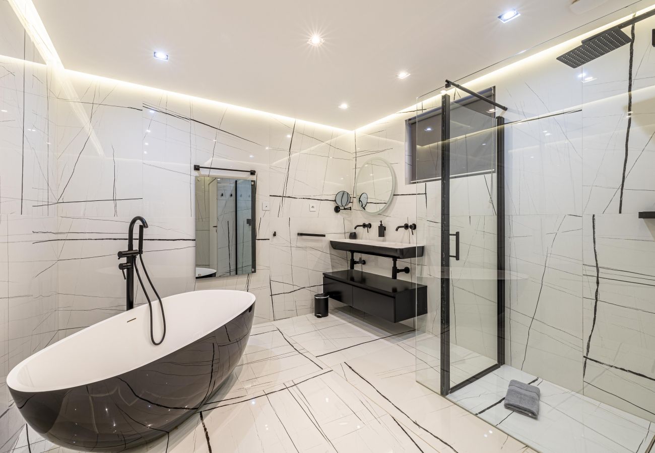Villa in Cannes - Luxurious 6 bedroom villa with pool & sauna