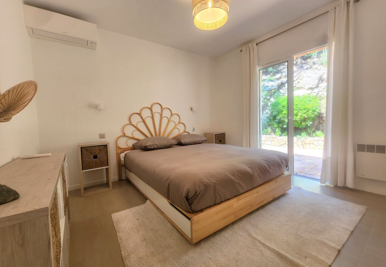 Villa in Mandelieu-la-Napoule - Villa in the hills above Mandelieu with sea view and private pool