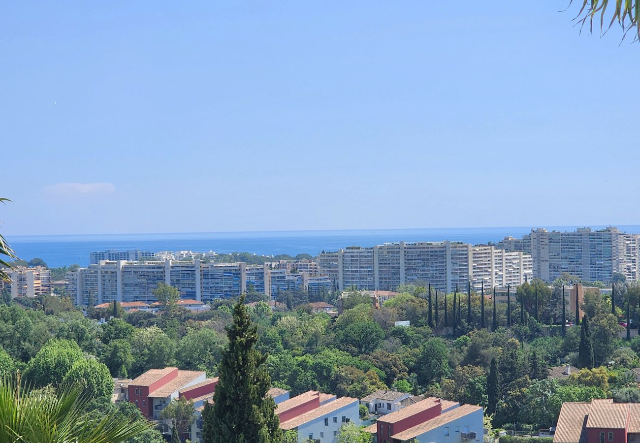 Villa in Mandelieu-la-Napoule - Villa in the hills above Mandelieu with sea view and private pool