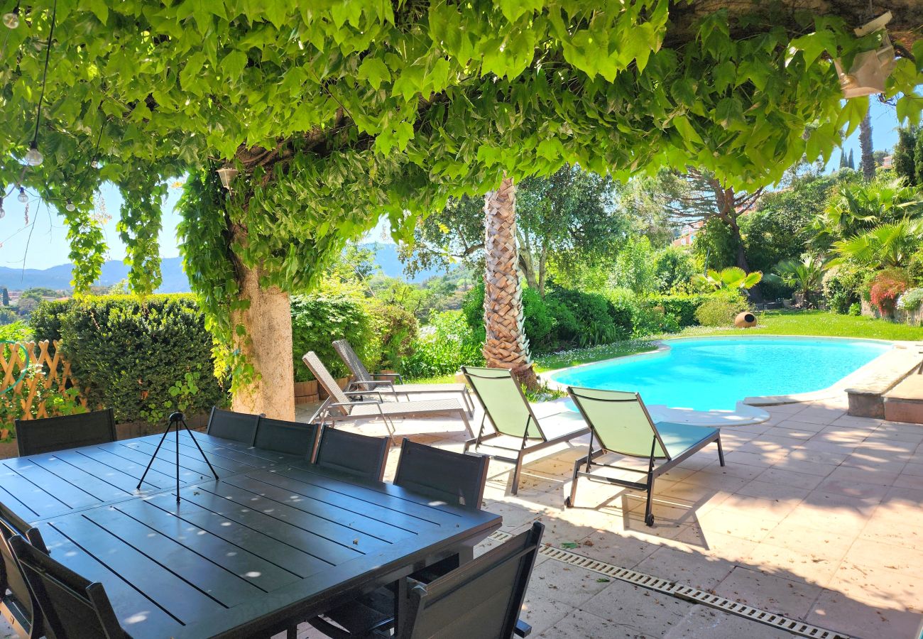 Villa in Mandelieu-la-Napoule - Villa in the hills above Mandelieu with sea view and private pool