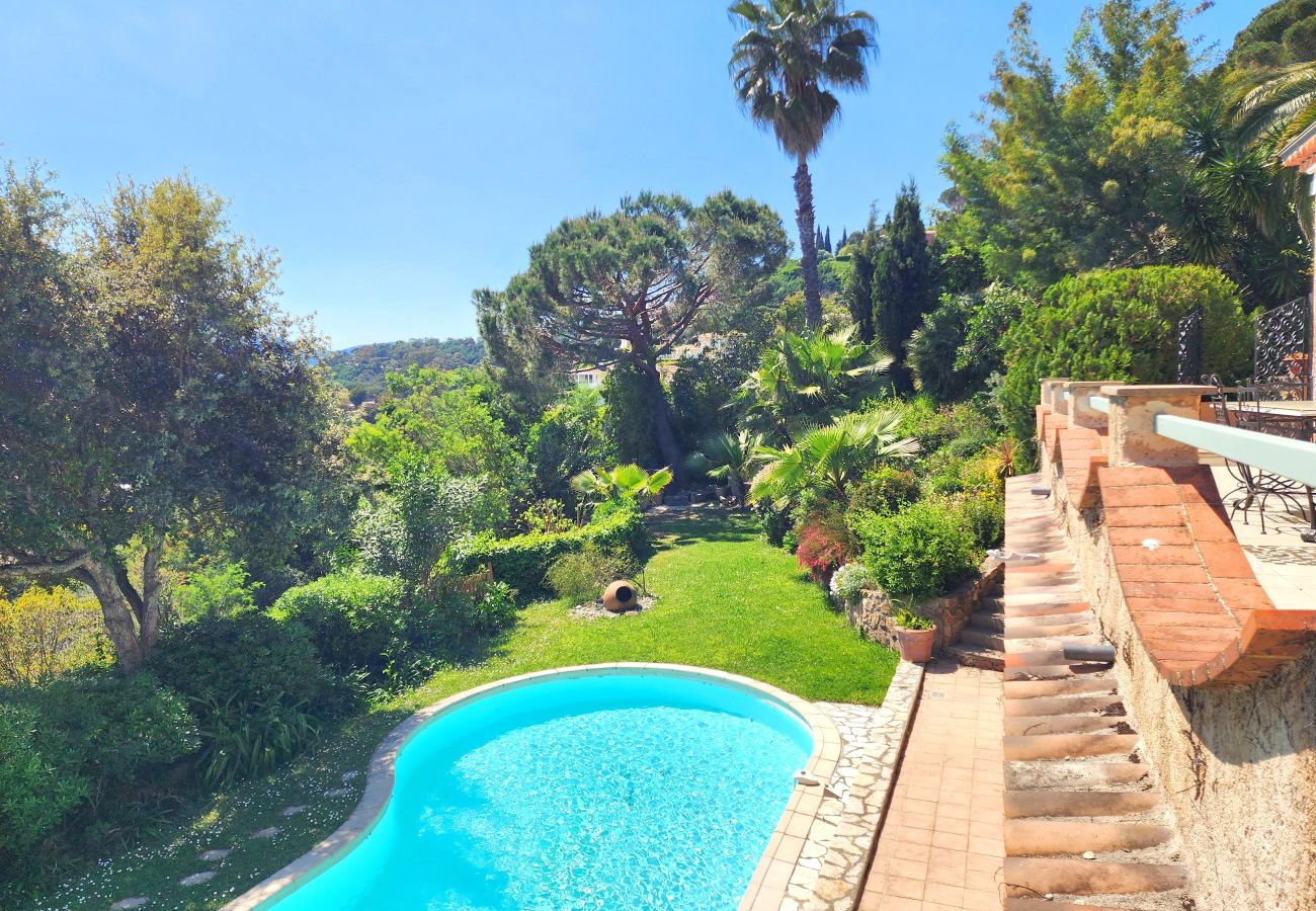 Villa in Mandelieu-la-Napoule - Villa in the hills above Mandelieu with sea view and private pool