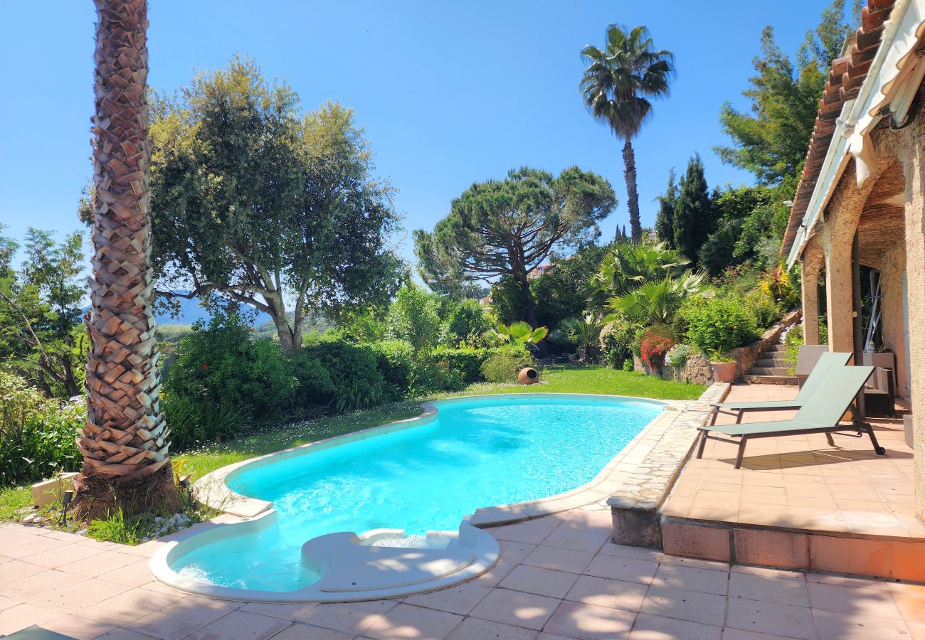 Villa in Mandelieu-la-Napoule - Villa in the hills above Mandelieu with sea view and private pool