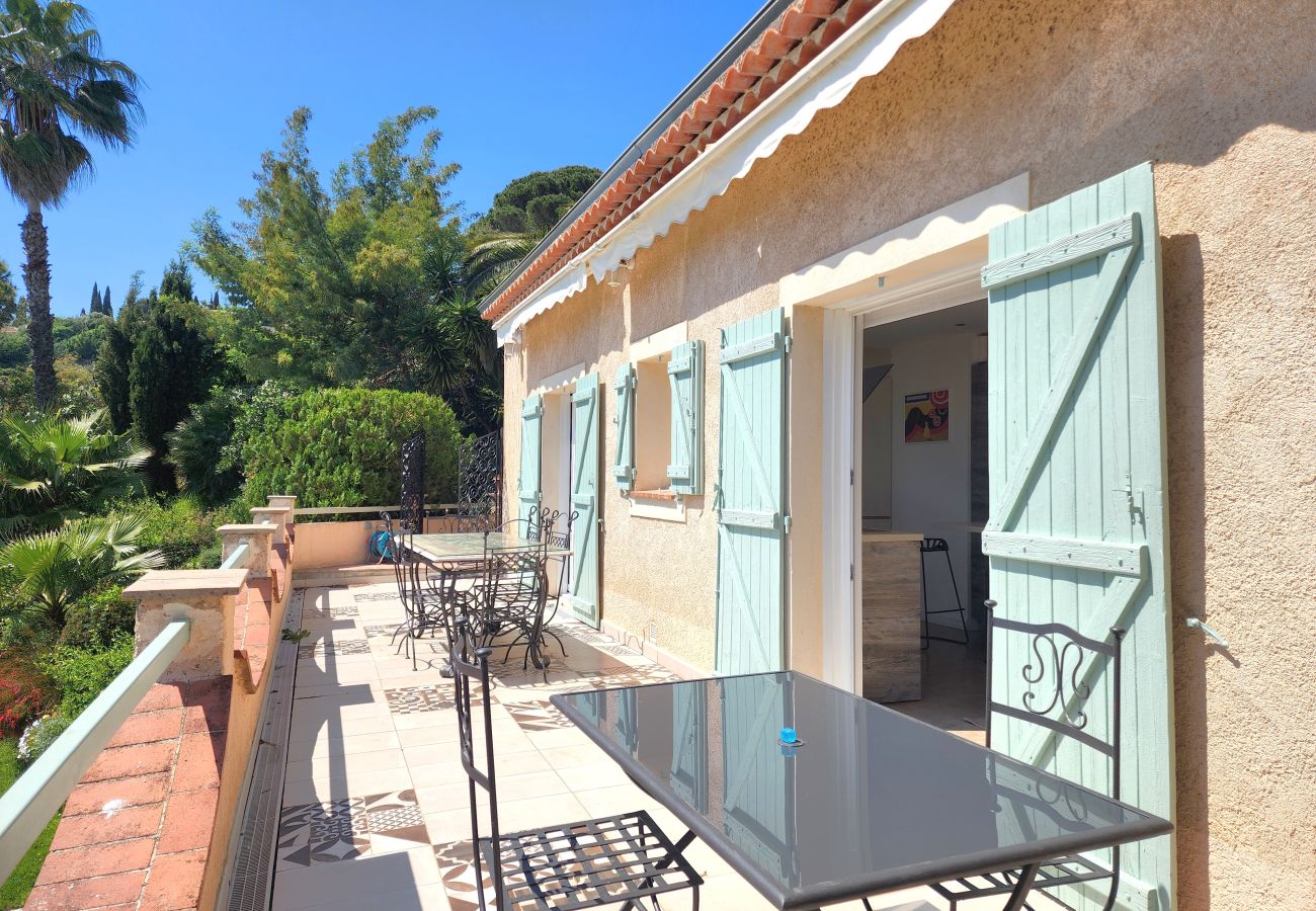 Villa in Mandelieu-la-Napoule - Villa in the hills above Mandelieu with sea view and private pool