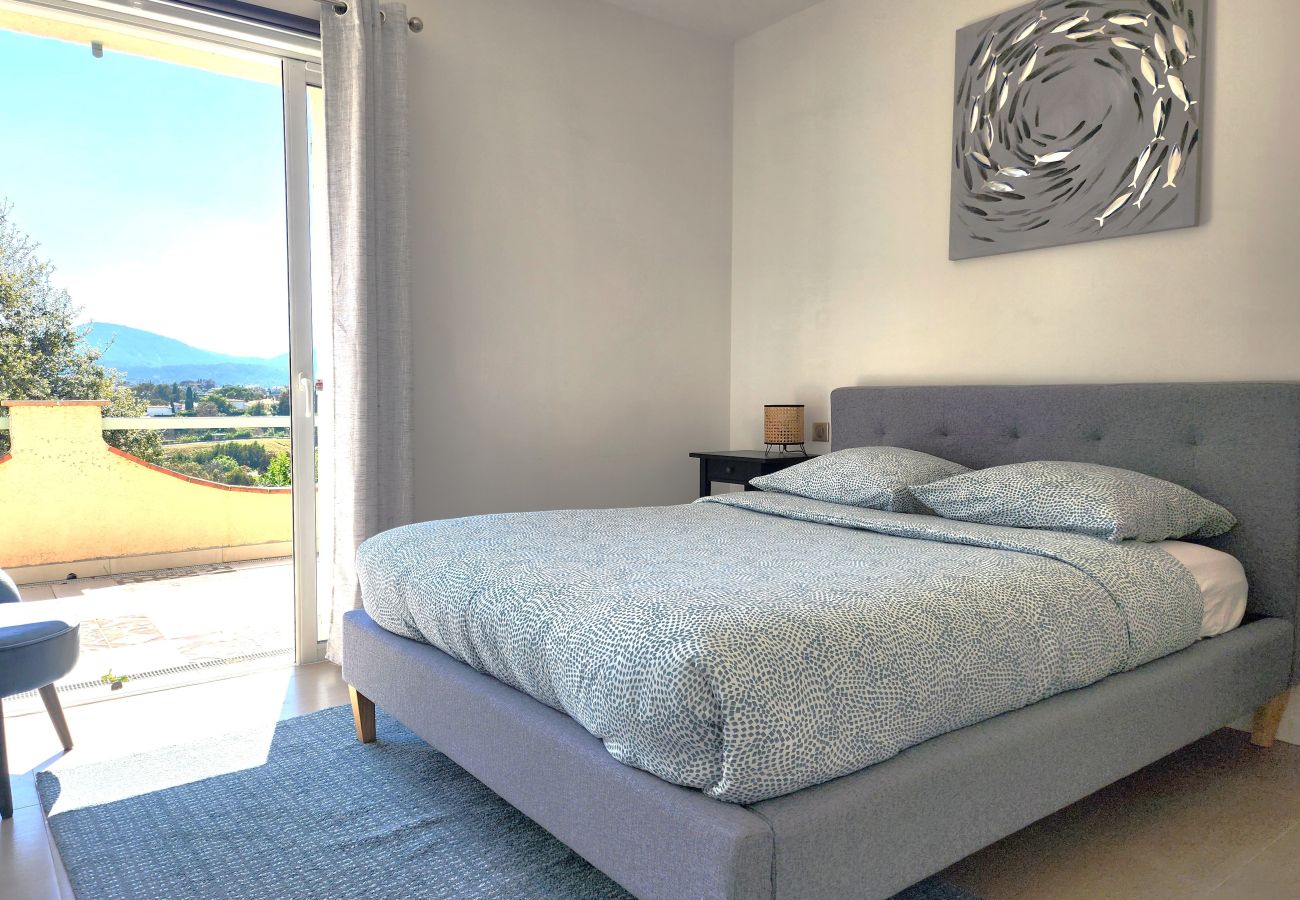 Villa in Mandelieu-la-Napoule - Villa in the hills above Mandelieu with sea view and private pool