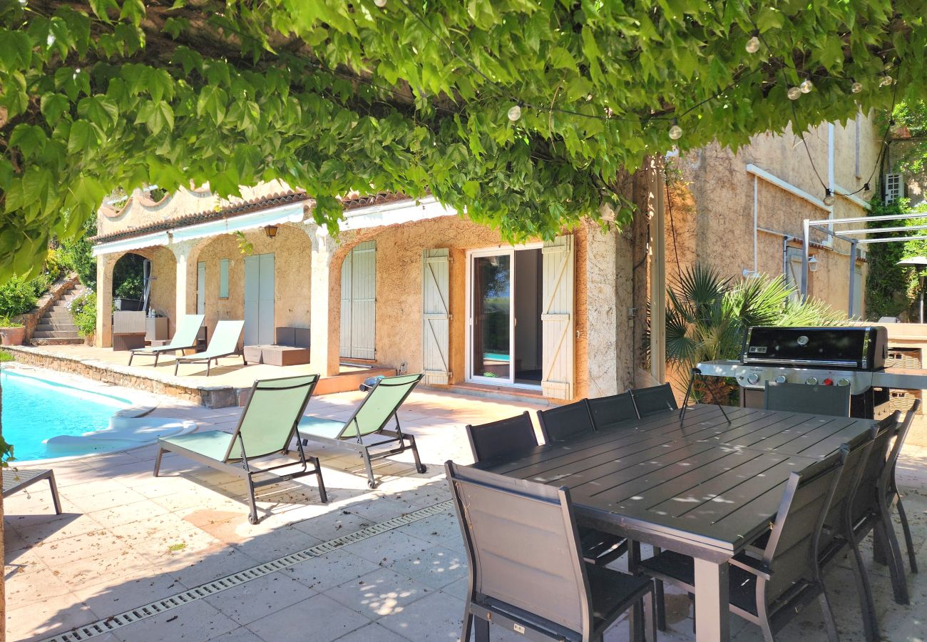 Villa in Mandelieu-la-Napoule - Villa in the hills above Mandelieu with sea view and private pool