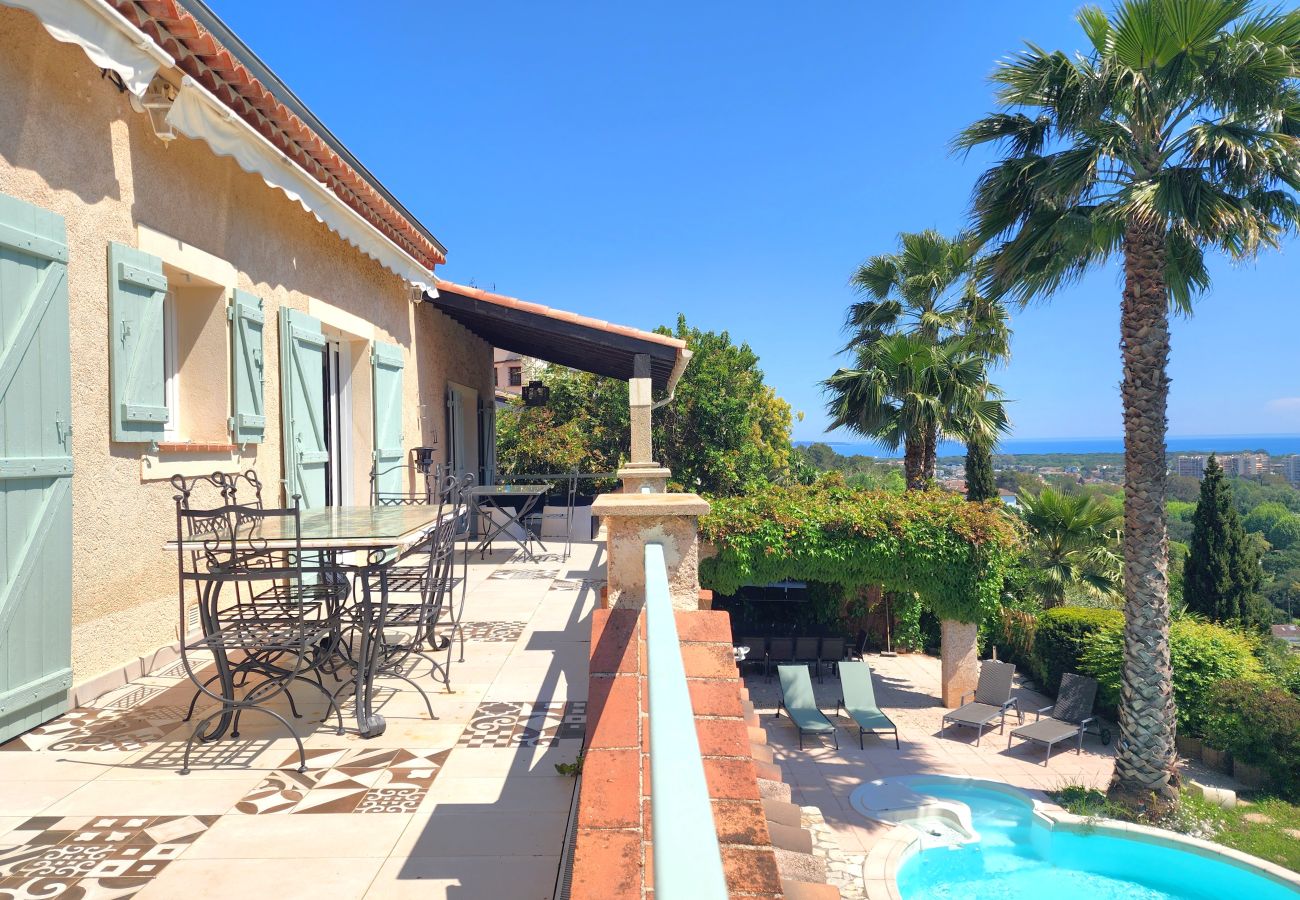 Villa in Mandelieu-la-Napoule - Villa in the hills above Mandelieu with sea view and private pool
