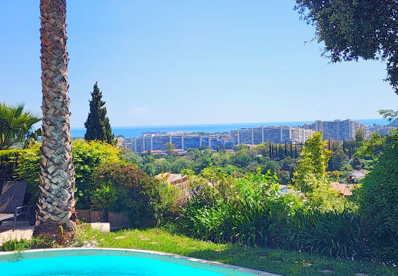 Villa in Mandelieu-la-Napoule - Villa in the hills above Mandelieu with sea view and private pool