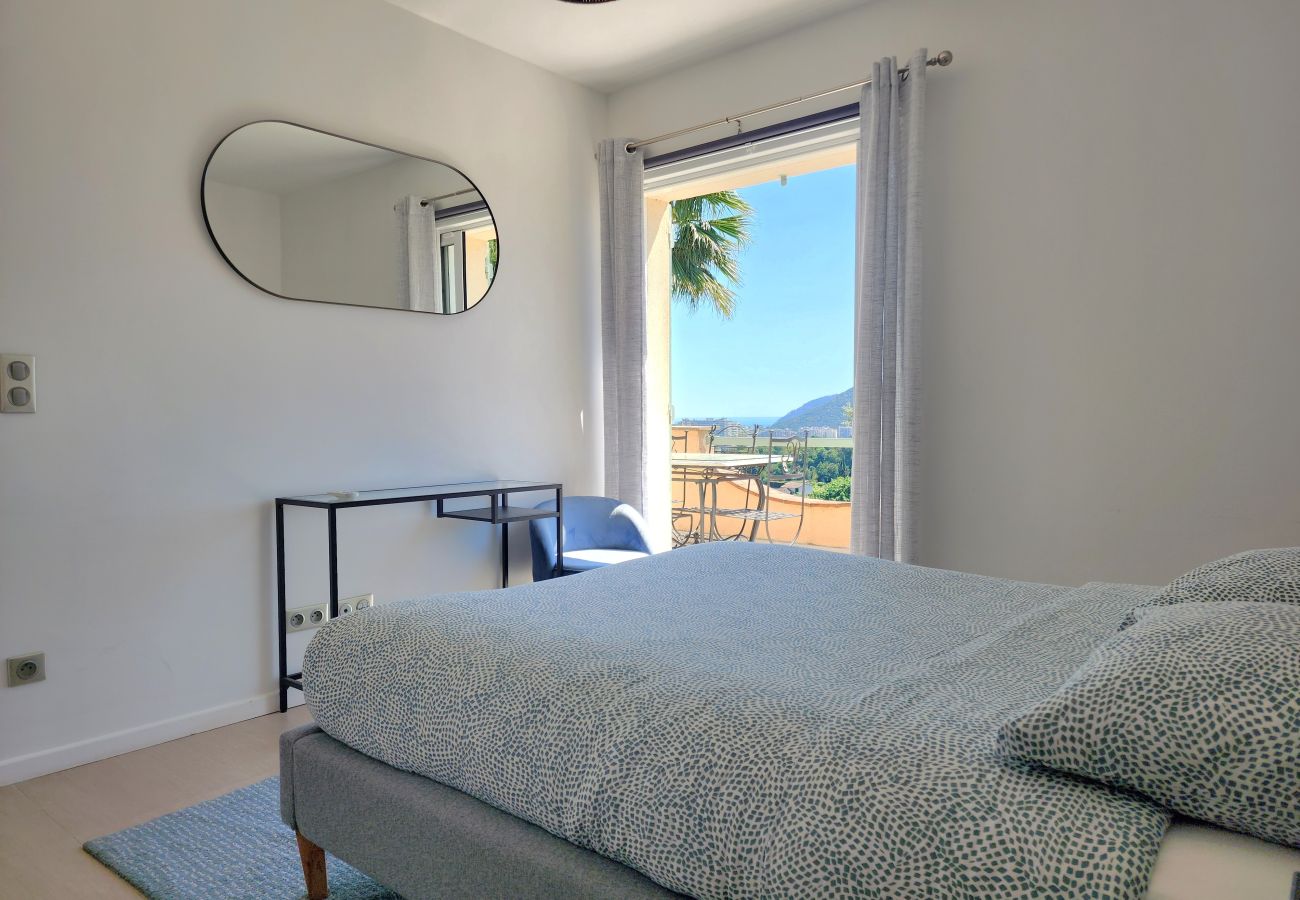 Villa in Mandelieu-la-Napoule - Villa in the hills above Mandelieu with sea view and private pool