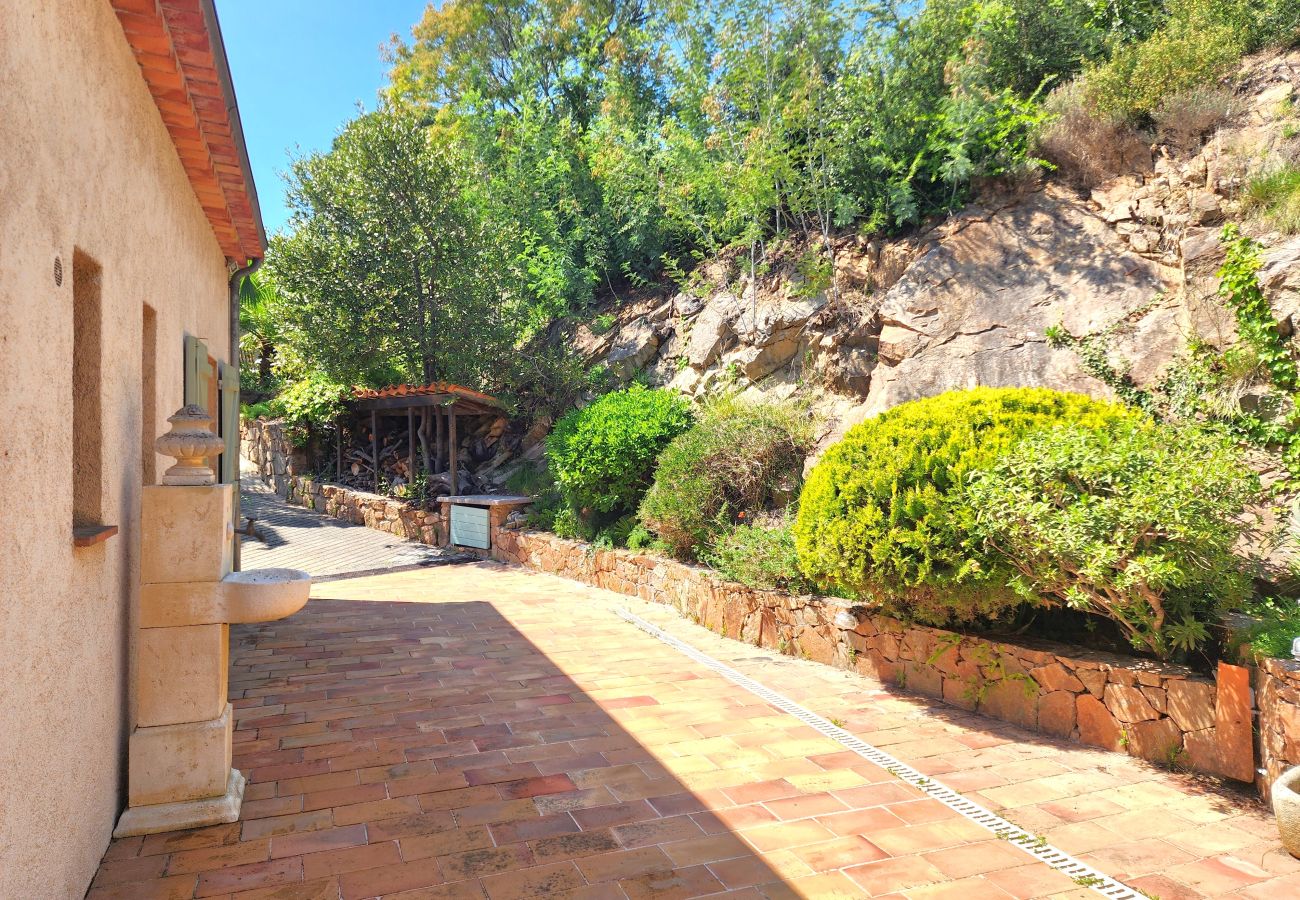 Villa in Mandelieu-la-Napoule - Villa in the hills above Mandelieu with sea view and private pool