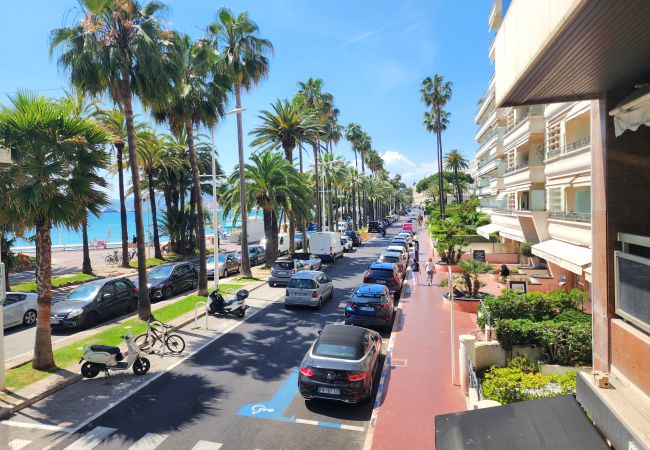 Apartment in Cannes - 3-bedroom apartment with sea view on the Croisette