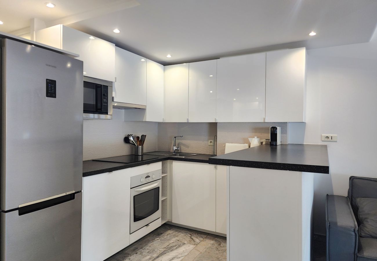 Apartment in Cannes - 3-bedroom apartment with sea view on the Croisette