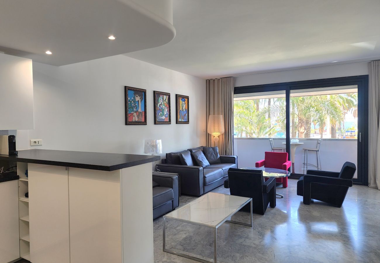 Apartment in Cannes - 3-bedroom apartment with sea view on the Croisette