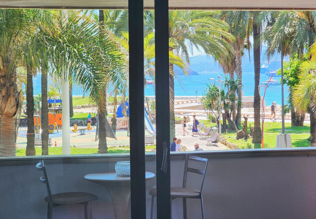Apartment in Cannes - 3-bedroom apartment with sea view on the Croisette