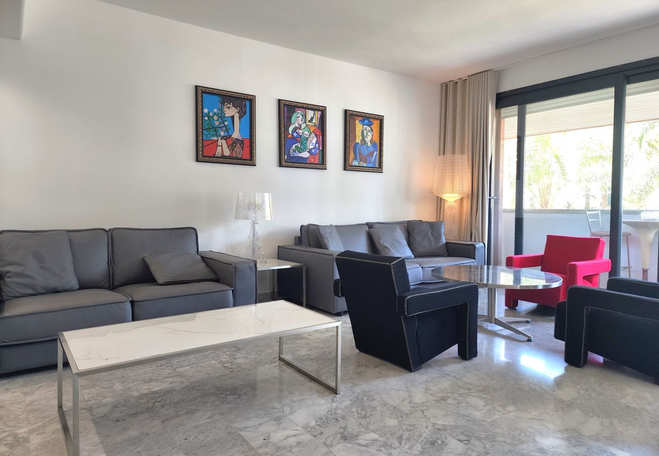 Apartment in Cannes - 3-bedroom apartment with sea view on the Croisette