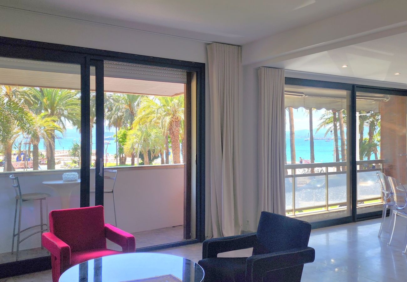 Apartment in Cannes - 3-bedroom apartment with sea view on the Croisette