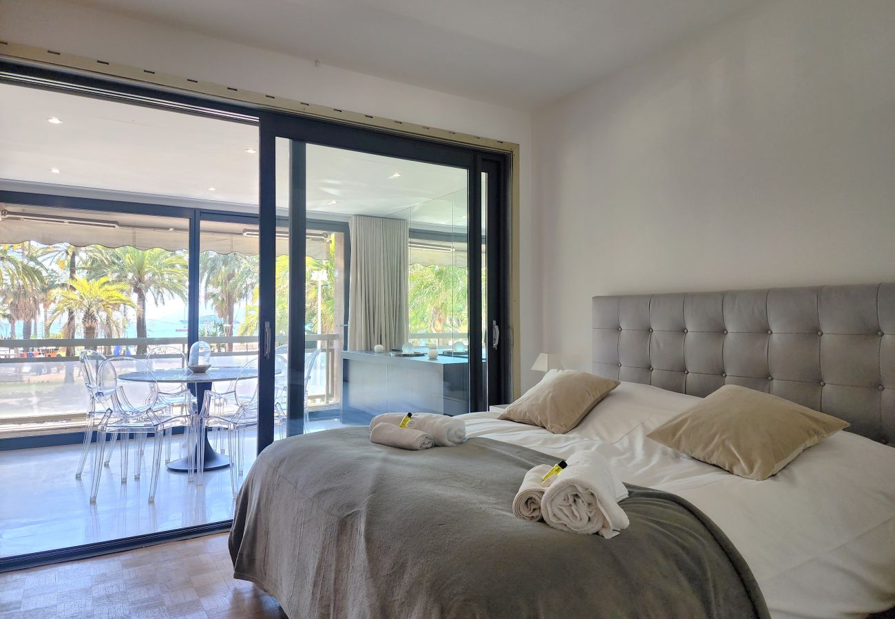 Apartment in Cannes - 3-bedroom apartment with sea view on the Croisette