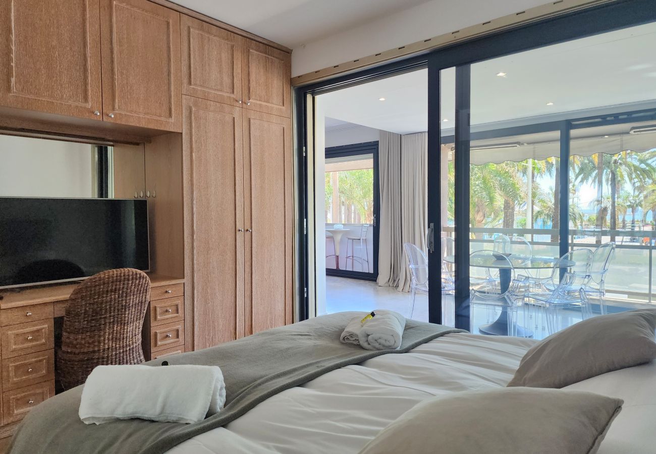 Apartment in Cannes - 3-bedroom apartment with sea view on the Croisette