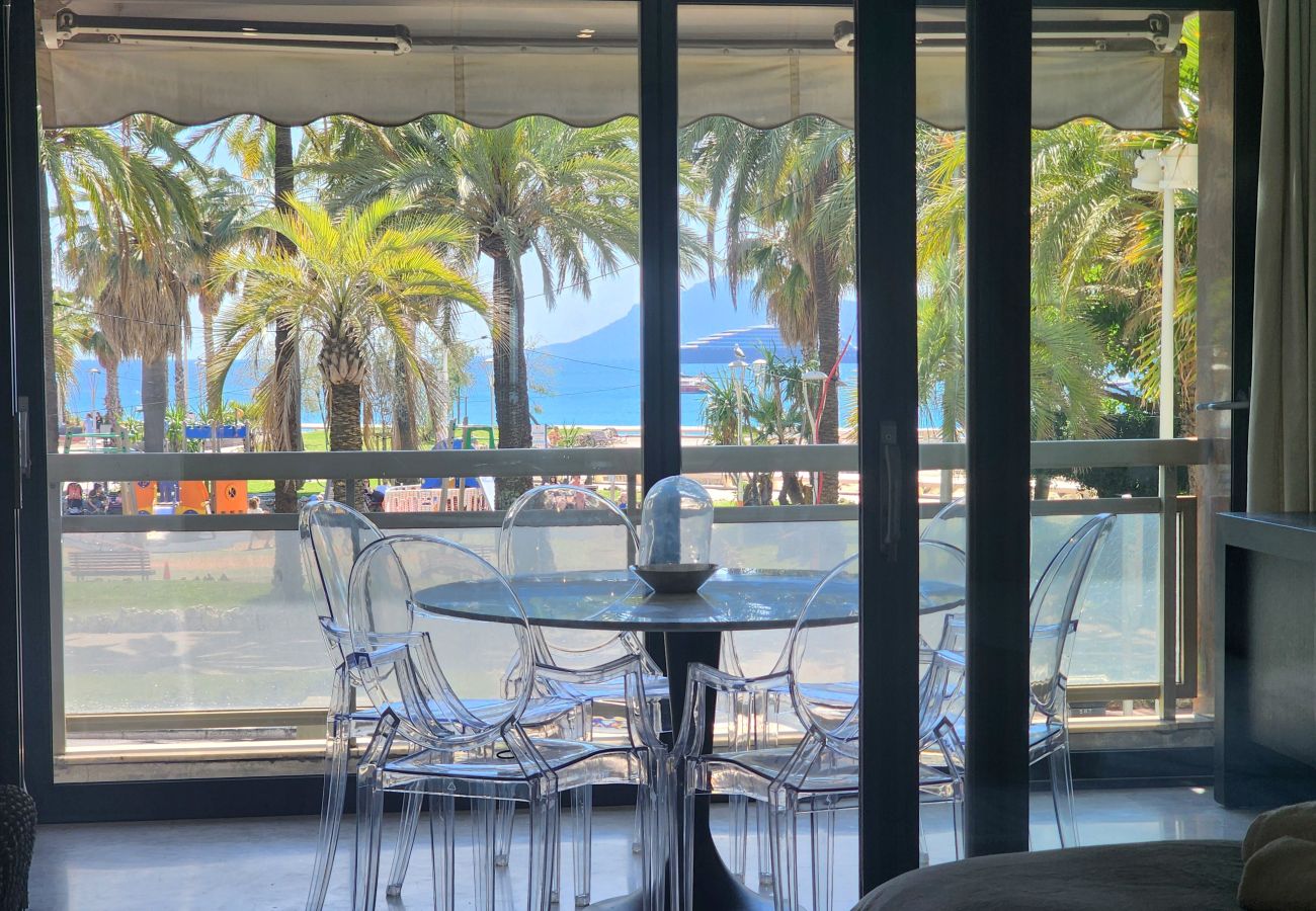 Apartment in Cannes - 3-bedroom apartment with sea view on the Croisette