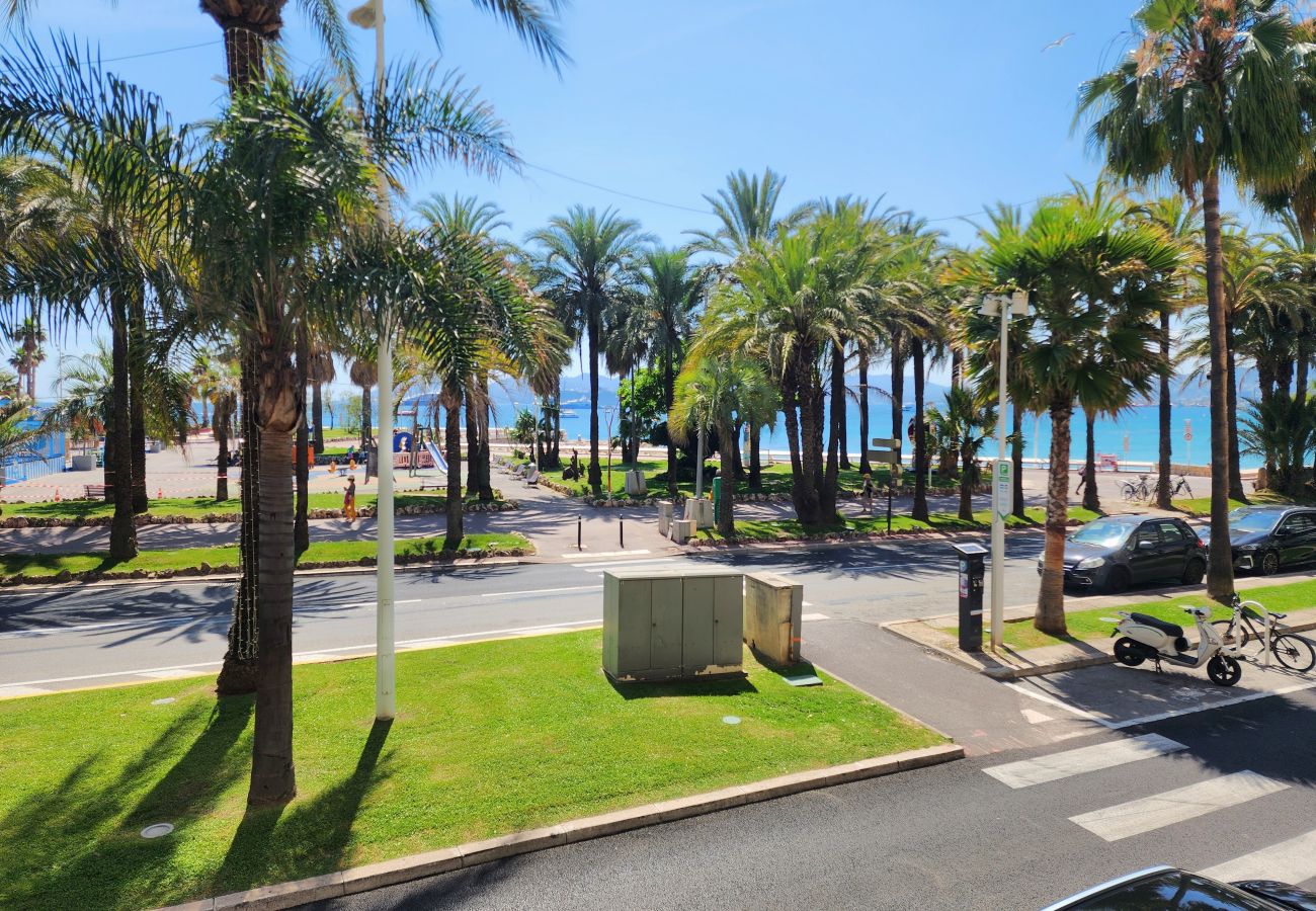Apartment in Cannes - 3-bedroom apartment with sea view on the Croisette
