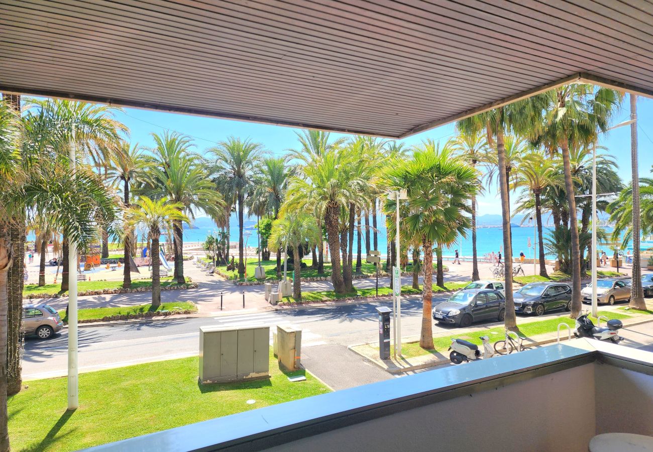 Apartment in Cannes - 3-bedroom apartment with sea view on the Croisette