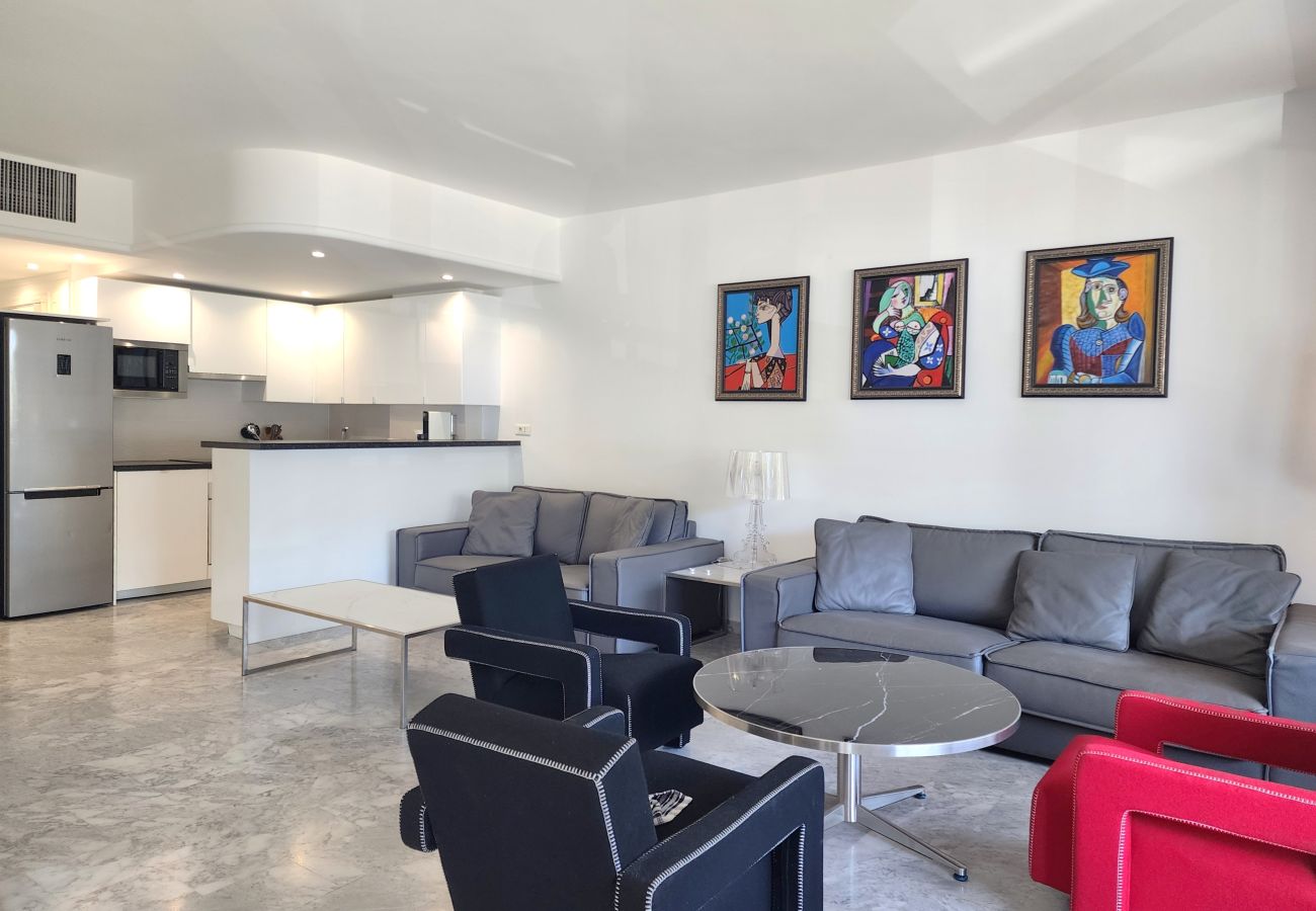 Apartment in Cannes - 3-bedroom apartment with sea view on the Croisette