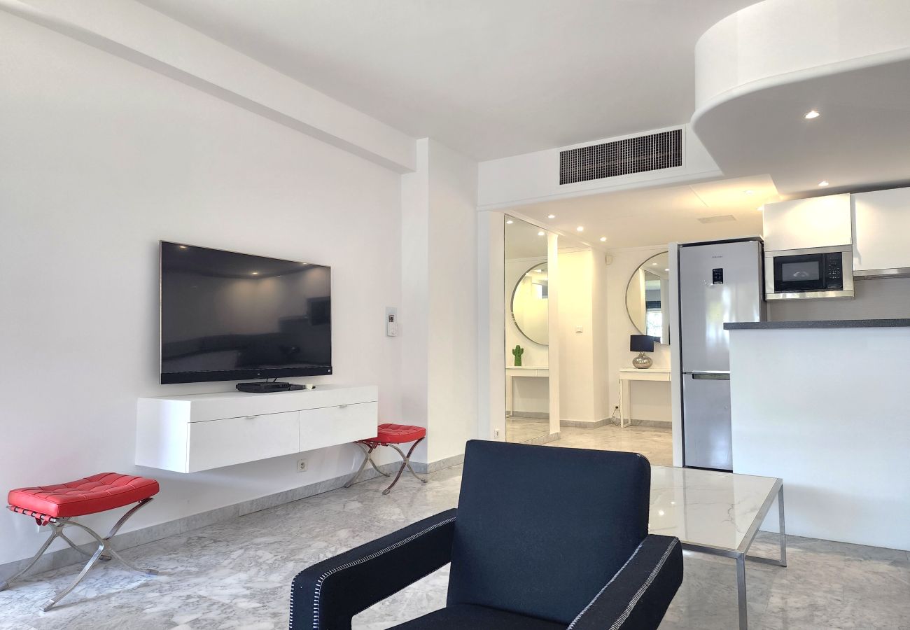 Apartment in Cannes - 3-bedroom apartment with sea view on the Croisette