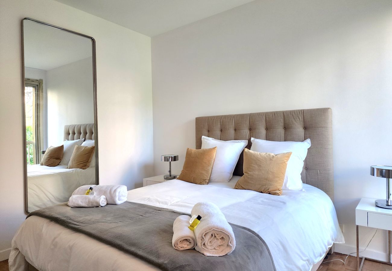 Apartment in Cannes - 3-bedroom apartment with sea view on the Croisette