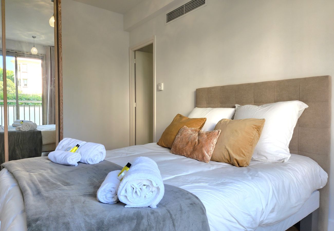 Apartment in Cannes - 3-bedroom apartment with sea view on the Croisette