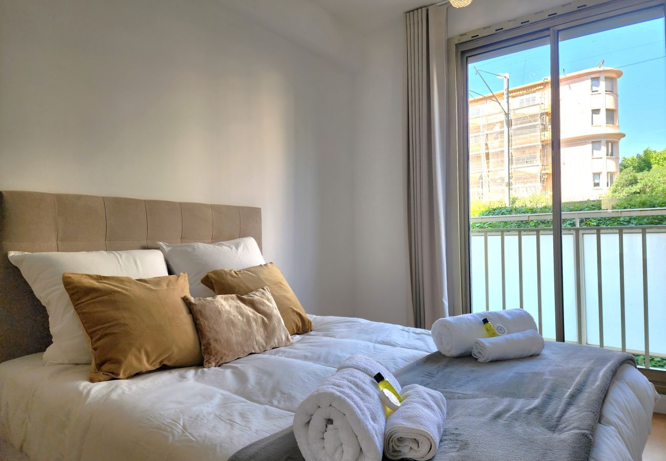 Apartment in Cannes - 3-bedroom apartment with sea view on the Croisette