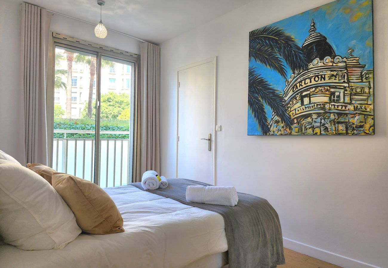 Apartment in Cannes - 3-bedroom apartment with sea view on the Croisette