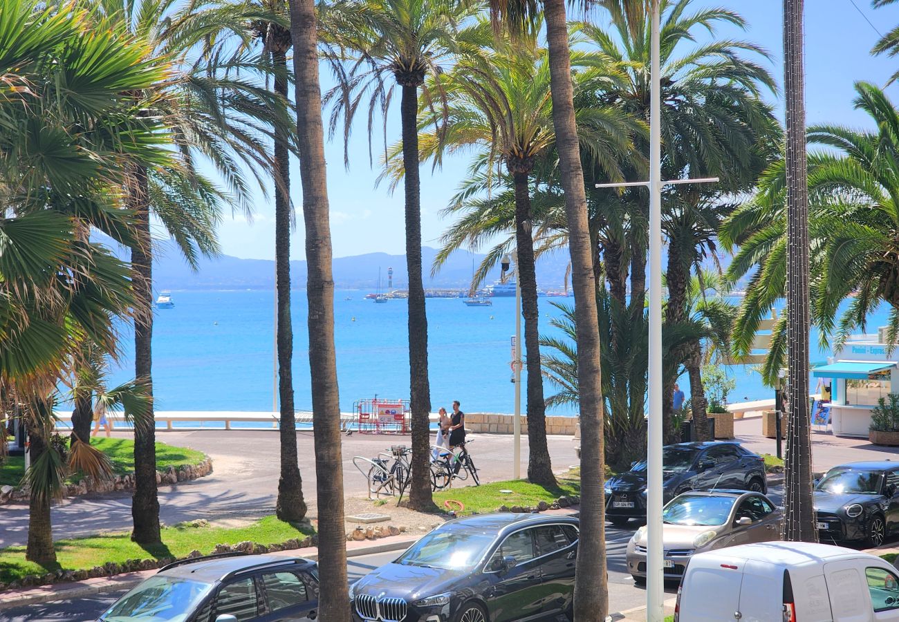 Apartment in Cannes - 3-bedroom apartment with sea view on the Croisette