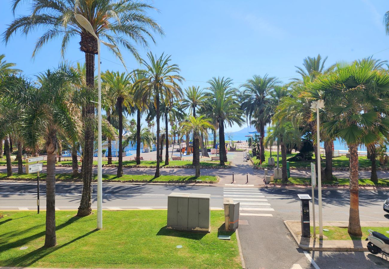 Apartment in Cannes - 3-bedroom apartment with sea view on the Croisette