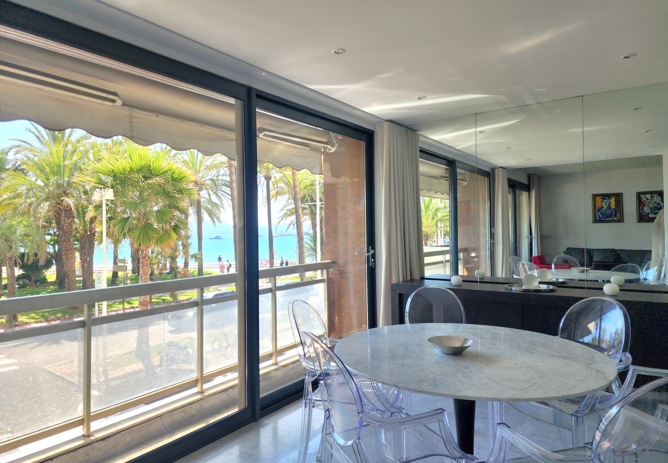 Apartment in Cannes - 3-bedroom apartment with sea view on the Croisette