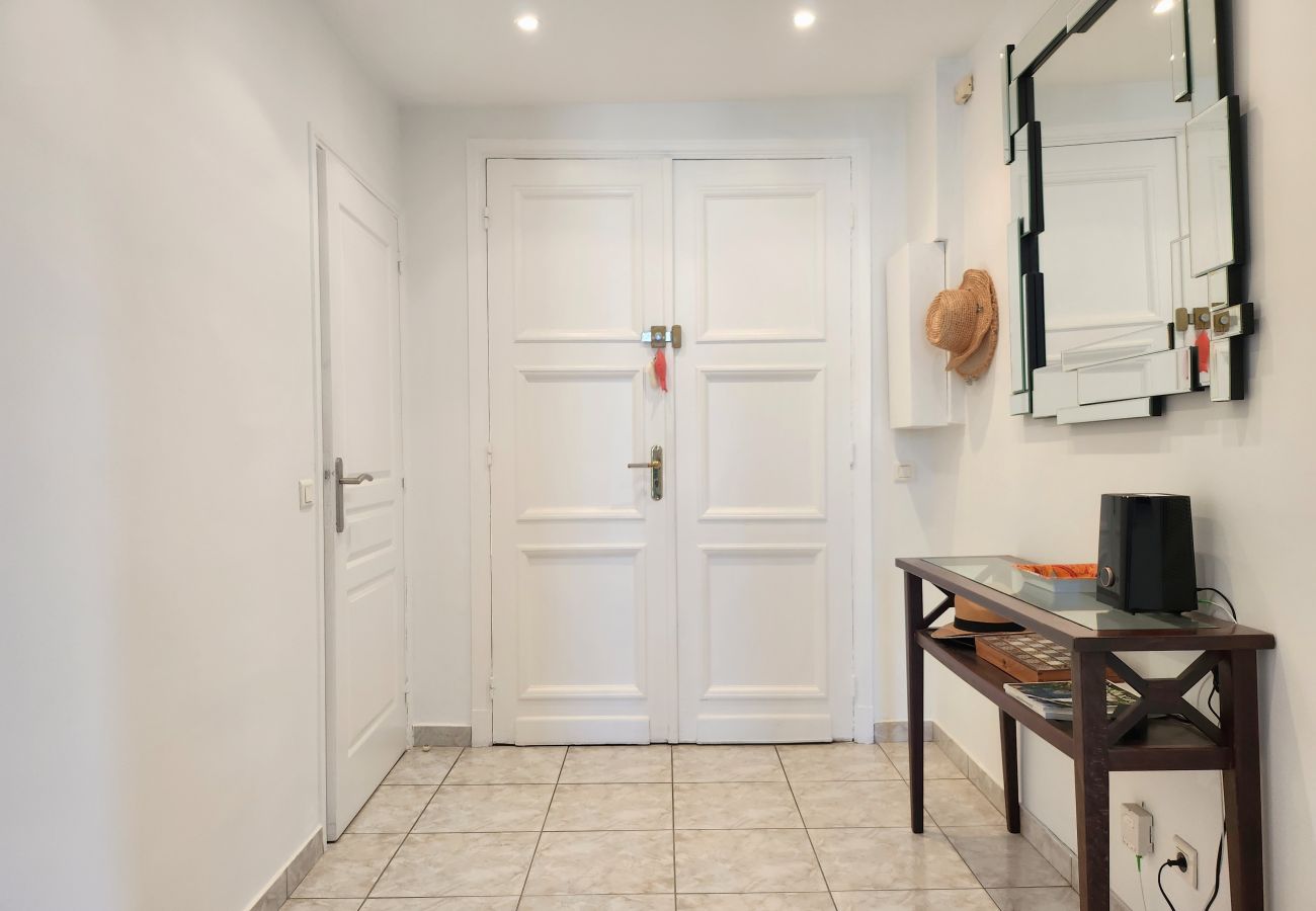 Apartment in Cannes - 2bed flat on the Croisette - 50m from the beach