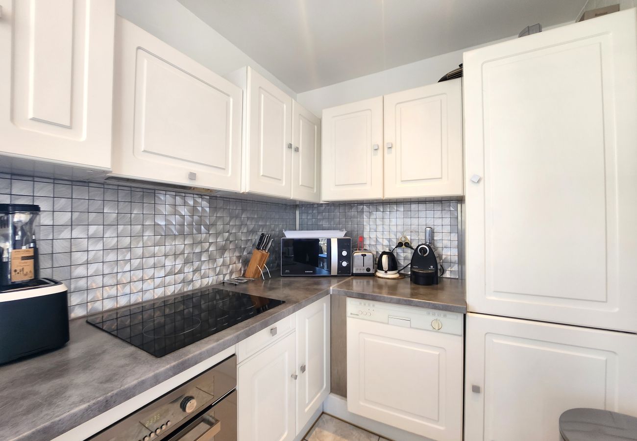 Apartment in Cannes - 2bed flat on the Croisette - 50m from the beach
