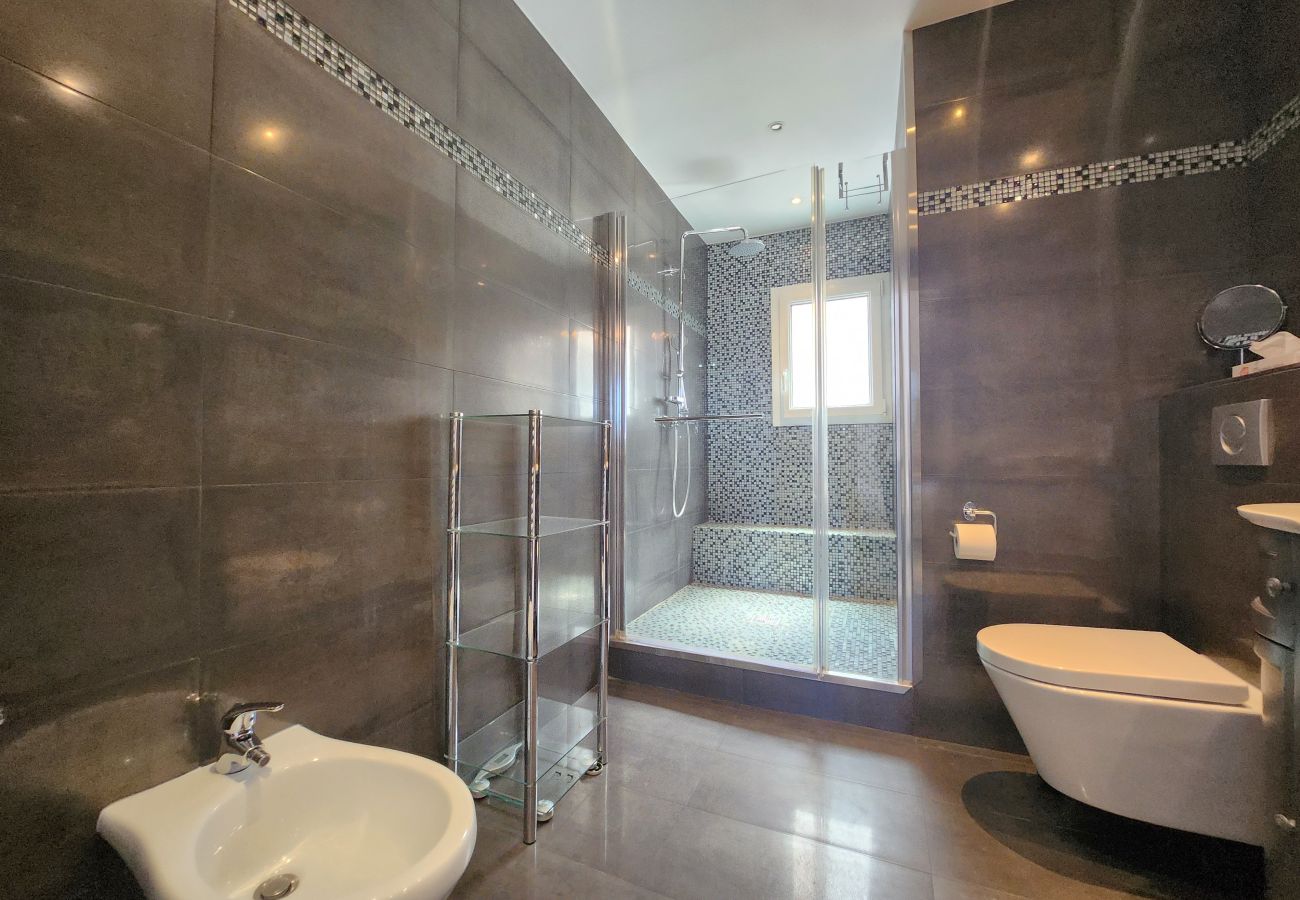 Apartment in Cannes - 2bed flat on the Croisette - 50m from the beach
