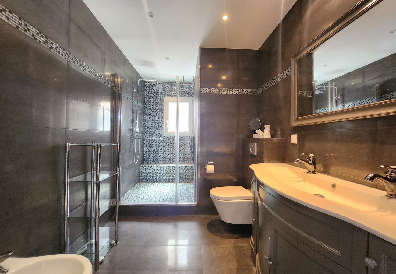 Apartment in Cannes - 2bed flat on the Croisette - 50m from the beach